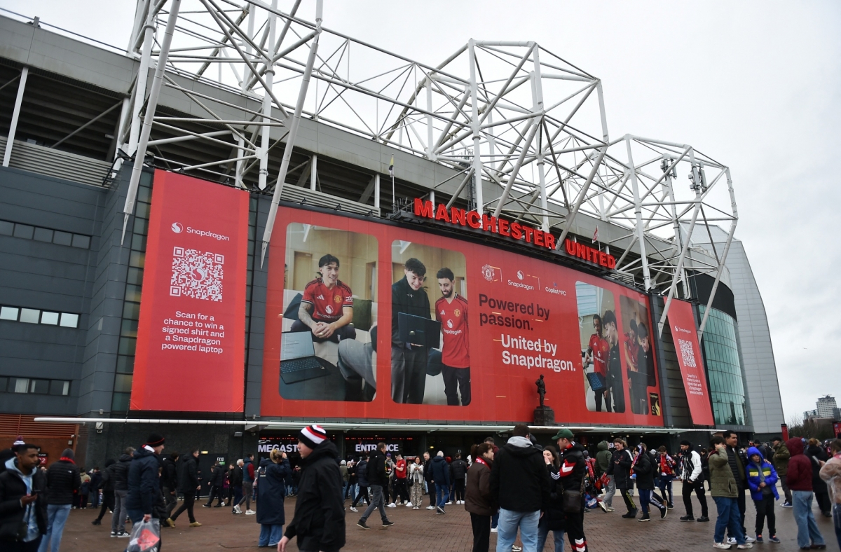 Old Trafford sẵn sàng cho đại chiến MU vs Aston Villa trong khuôn khổ vòng 30 Ngoại hạng Anh 2025-2026 (Ảnh: Reuters)