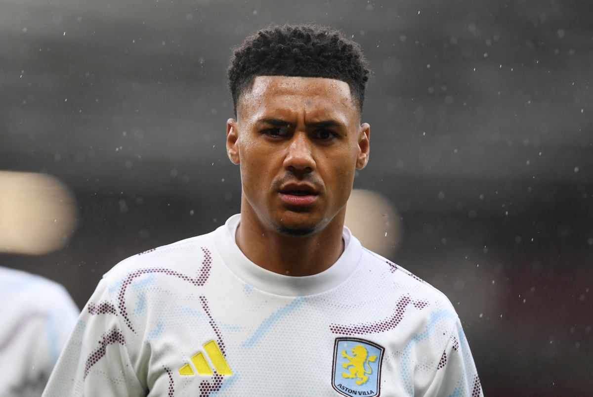 Các cầu thủ Aston Villa khởi động trước giờ G (Ảnh: Reuters)