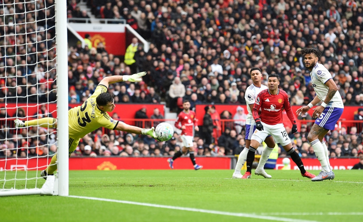 Thủ môn Emiliano Martinez liên tiếp cứu thua cho Aston Villa (Ảnh: Reuters)