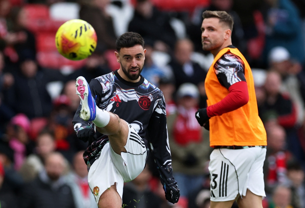 Các cầu thủ MU khởi động trước trận đấu (Ảnh: Reuters)