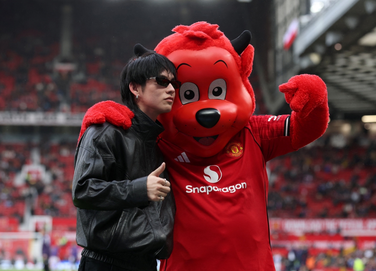 Diễn viên - ca sĩ Vachirawit Chivaaree, nghệ danh Bright có mặt ở Old Trafford (Ảnh: Reuters)