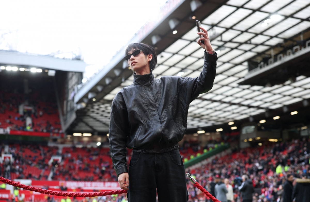 Bright chụp ảnh selfie ở Old Trafford trước khi trận đấu MU vs Crystal Palace trong khuôn khổ vòng 28 Ngoại hạng Anh 2025-2026 diễn ra (Ảnh: Reuters)