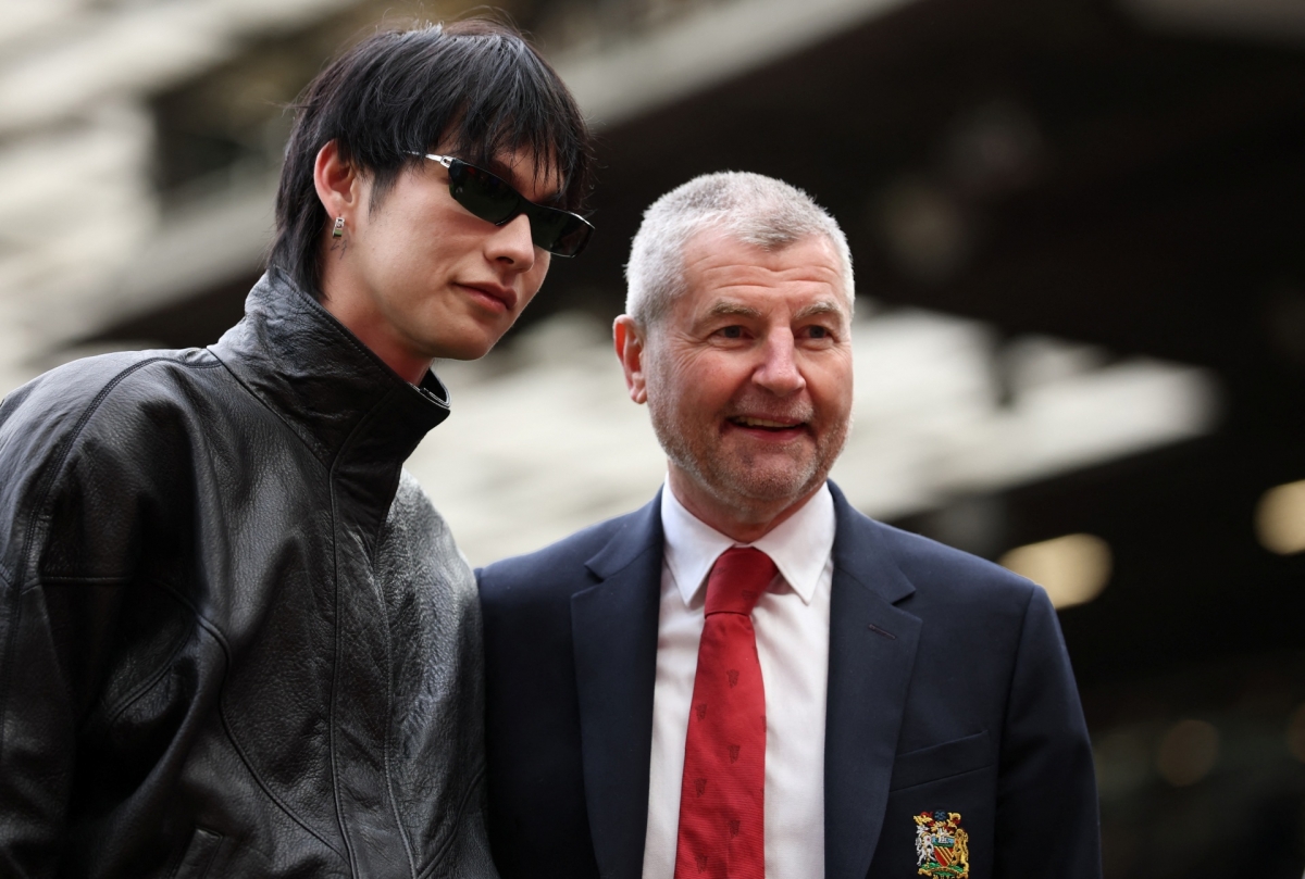 Bright và cựu danh thủ MU Denis Irwin (Ảnh: Reuters)