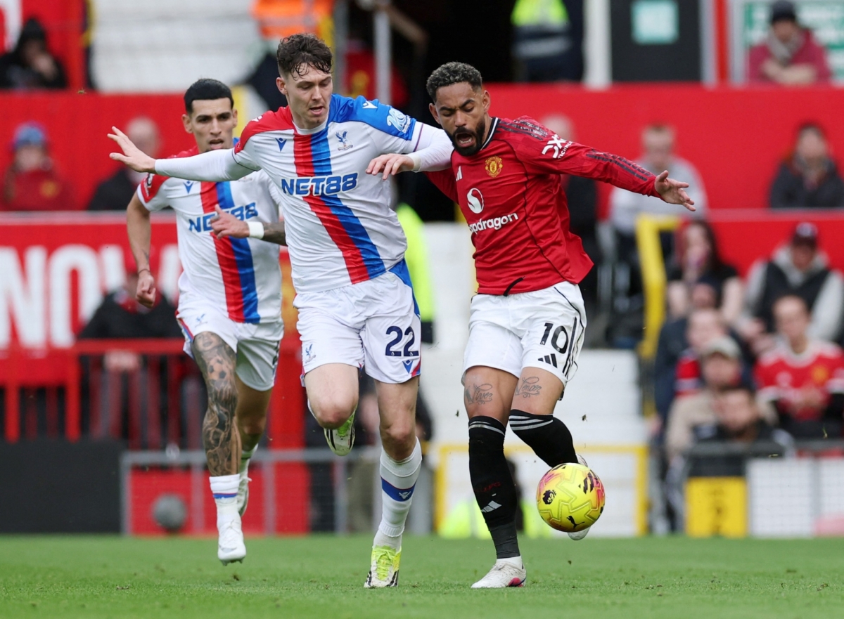 MU đẩy cao tốc độ ngay sau khi hiệp hai bắt đầu (Ảnh: Reuters)