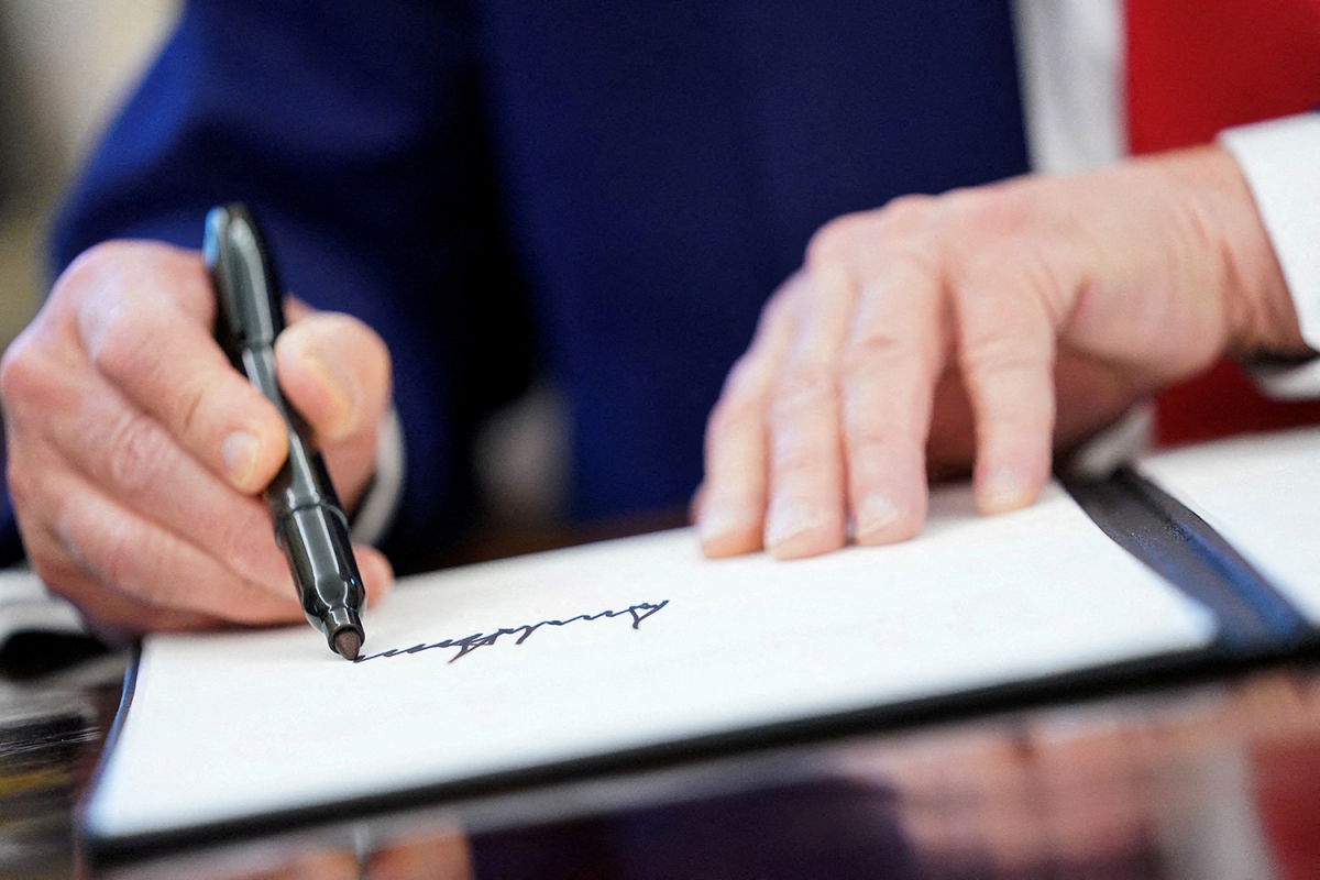 Tổng thống Mỹ Donald Trump ký sắc lệnh hành pháp tại Nhà Trắng, ngày 9/4/2025. Ảnh: Reuters