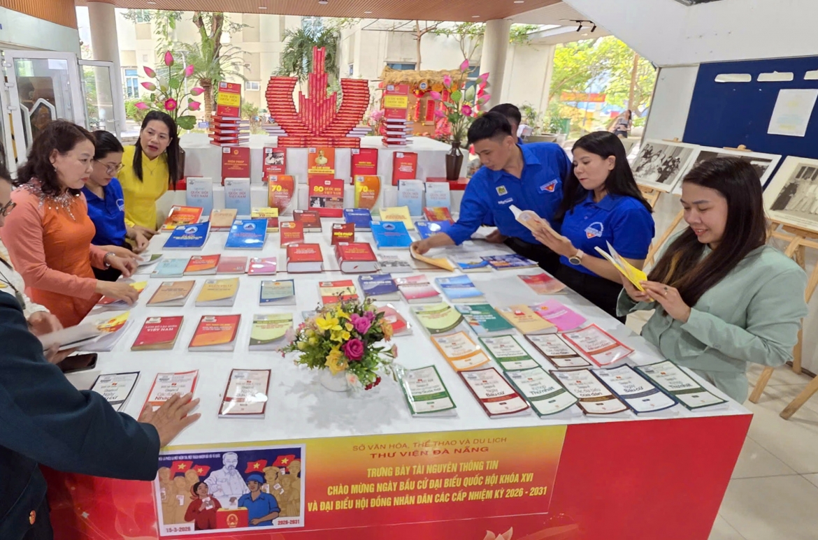 Trưng bày thu hút các bạn trẻ đến xem