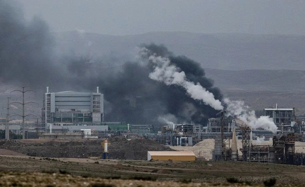 Iran tấn công tên lửa vào miền Nam Israel. Ảnh: Reuters