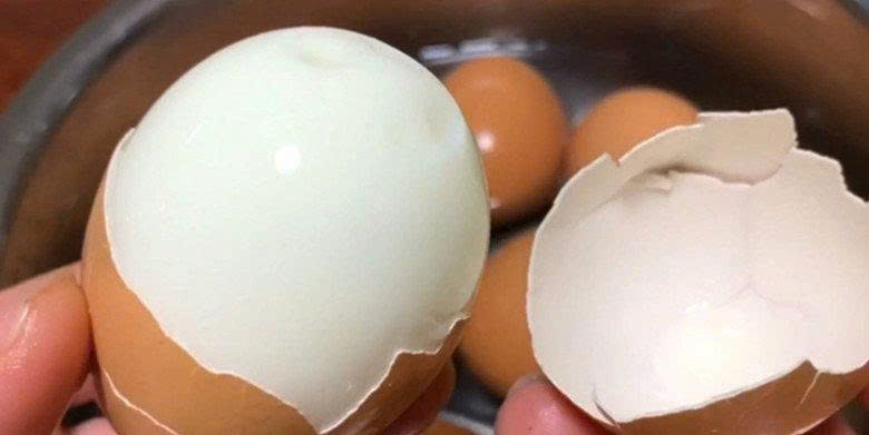 Trứng luộc là món ăn quen thuộc nhưng không ít người gặp tình trạng bóc vỏ khó, trứng bị dính và nát