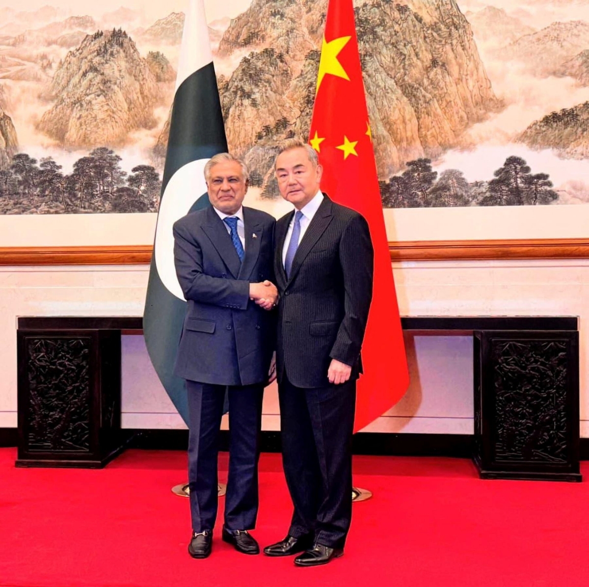Phó Thủ tướng kiêm Ngoại trưởng Pakistan Mohammad Ishaq Dar gặp Ngoại trưởng Trung Quốc Vương Nghị tại Bắc Kinh ngày 31/3/2026. Ảnh: Cục Thông tin Báo chí Pakistan/Reuters