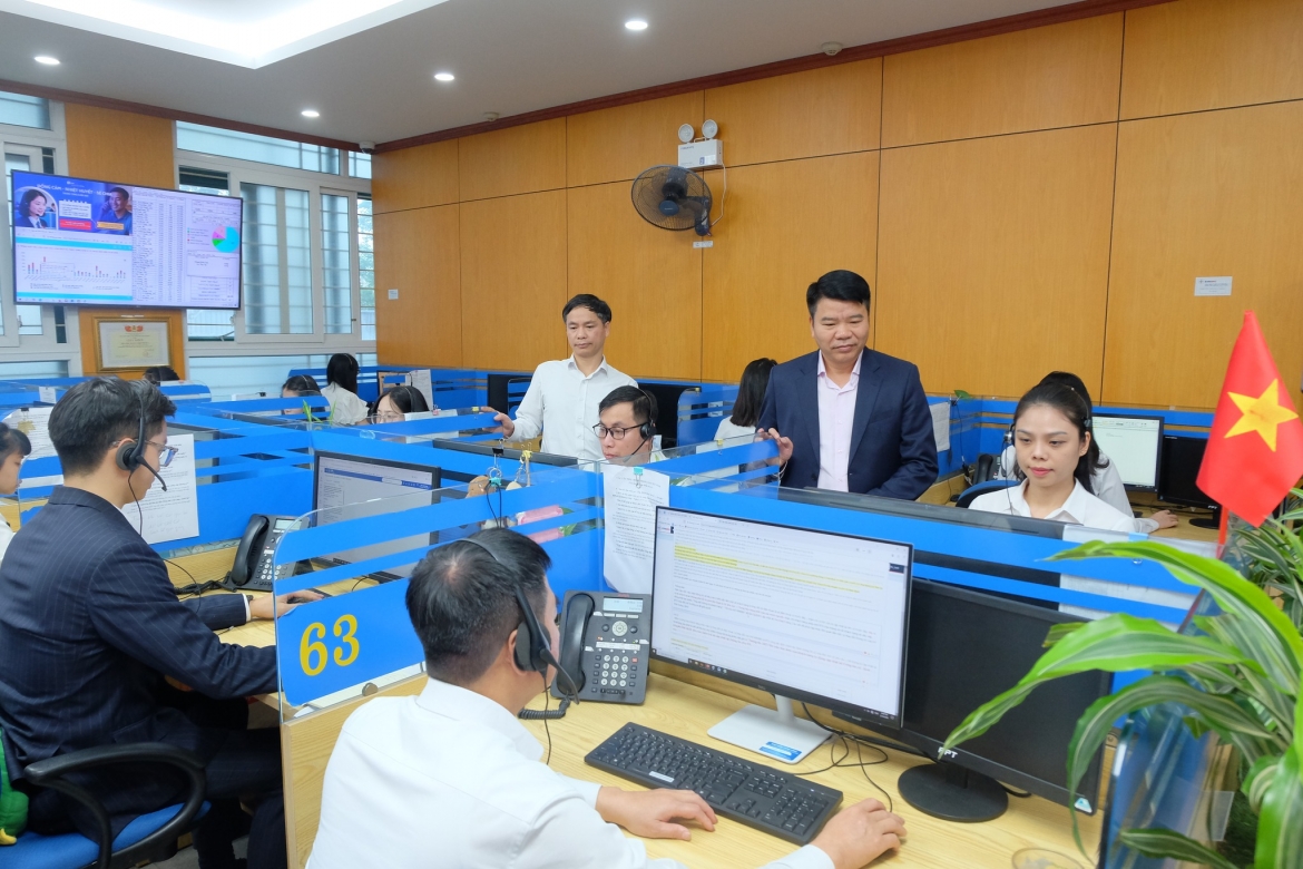 Trung tâm Chăm sóc khách hàng tăng cường điện thoại viên đảm bảo thông tin thông suốt trong thời gian bầu cử.