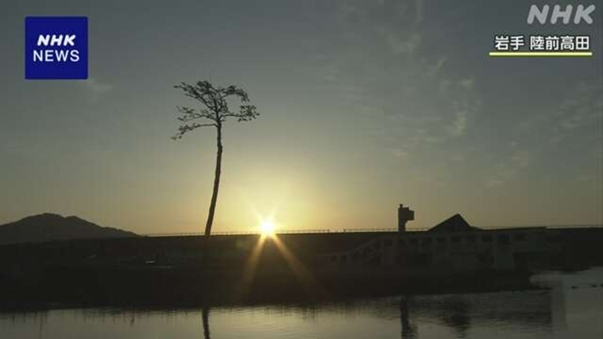 Từ sáng sớm ngày 11/03, đông đảo người dân Nhật Bản đã có mặt tại các đài tưởng niệm để cầu nguyện cho các nạn nhân. Ảnh: NHK