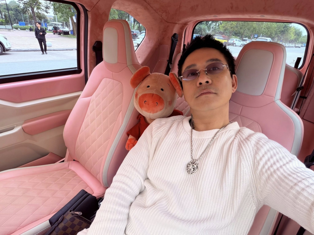 Tuấn Hưng khoe ảnh đi tập cùng nhóm “Quả Dưa Hấu” và không quên bày tỏ tình cảm với bà xã Trần Thu Hương. Nam ca sĩ hài hước viết: “Lại nhớ người iu…”.