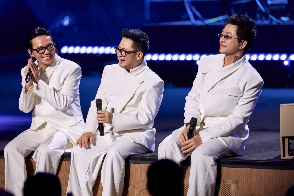 Tuấn Hưng xúc động chia sẻ về quãng thời gian 6-7 tháng tập luyện một mình để chuẩn bị cho hai đêm diễn đáng nhớ cùng Quả Dưa Hấu: “7 tháng qua tôi tập luyện từng ngày trong phòng thu, lấy lại nền tảng cột hơi và vị trí âm thanh sở trường. Mọi nỗ lực đều hướng tới ngày trở lại với thần thái và nội lực tốt nhất". Nam ca sĩ bày tỏ sự biết ơn âm nhạc và khán giả, đồng thời cảm nhận niềm vui trọn vẹn khi được đứng trên sân khấu cùng các thành viên và nhìn thấy tình cảm của fan.