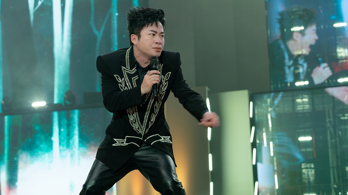 Với những gì đã thể hiện trong đêm nhạc Her Concert, Tùng Dương đã cho thấy sự lột xác, chuyển mình đầy ấn tượng, từ cách chọn bài đến phong cách trình diễn. Anh không từ bỏ nền tảng nghệ thuật đã tạo nên tên tuổi nhưng sẵn sàng làm mới bản thân để kết nối với lớp khán giả trẻ.