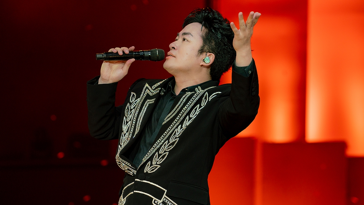 Khi hát chay giao lưu với khán giả, anh cũng chọn hai ca khúc nhạc trẻ là “Ai chung tình được mãi” và “Ngày mai người ta lấy chồng”.