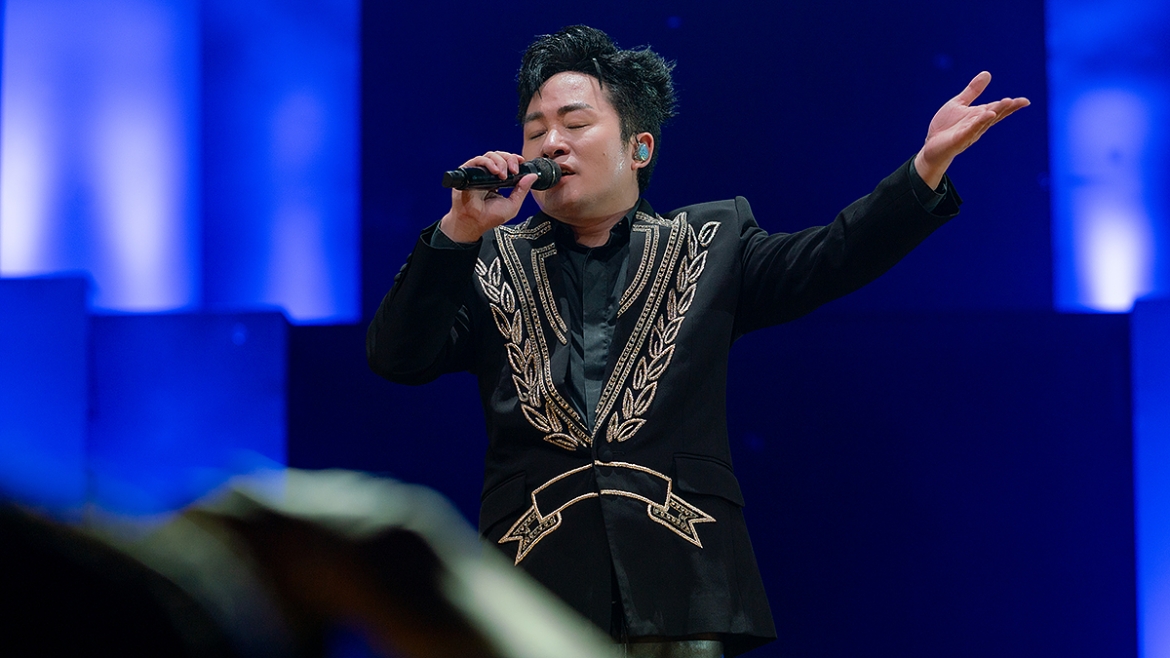 Bất ngờ lớn nhất Tùng Dương mang đến Her Concert tối qua chính là màn trình diễn “Ngày chưa giông bão” với bản phối theo phong cách remix. Khi tiếng nhạc nổi lên, Divo nhạc Việt hướng về khán giả và nói: “Ai bảo Tùng Dương không thể hát nhạc remix”. Sau đó, anh vừa hát vừa nhảy trong tiếng cổ vũ cuồng nhiệt của khán giả.