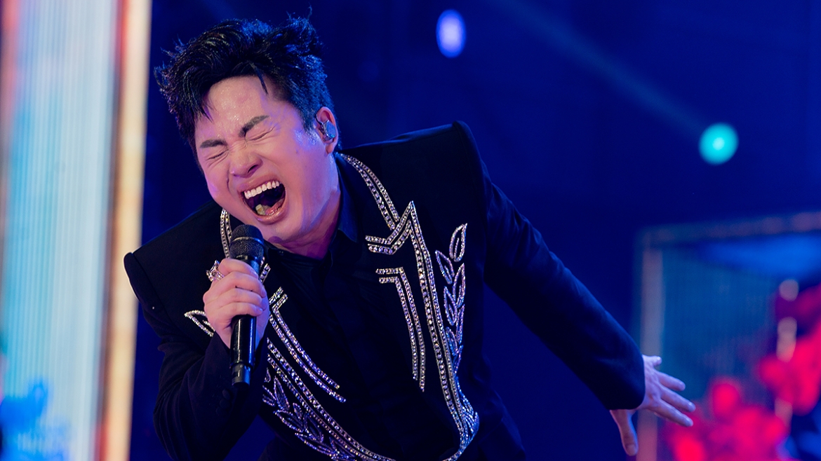 Chất giọng dày và nội lực của anh khiến bản ballad trở nên sâu lắng hơn nhưng vẫn giữ được nhịp cảm xúc trẻ trung. Cách luyến láy của nam ca sĩ khiến ca khúc buồn không bi lụy nhưng vẫn giàu cảm xúc.