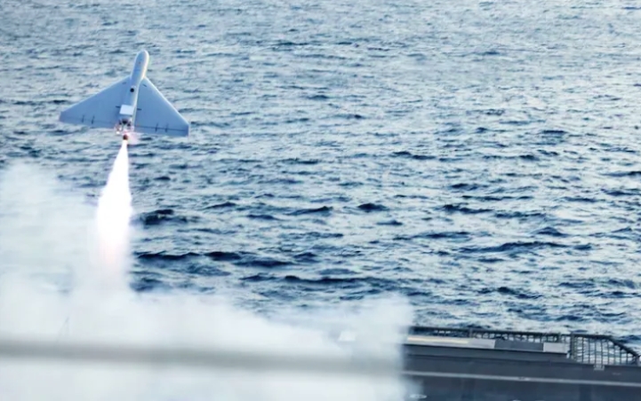 UAV LUCAS cất cánh thành công từ boong tàu chiến ven biển lớp Independence USS Santa Barbara tại Vịnh Persian, (Ảnh: Bộ Tư lệnh Hải quân Trung tâm Mỹ)