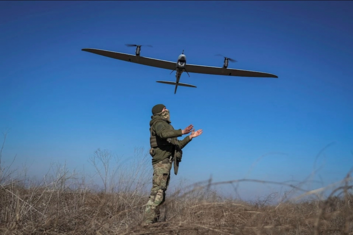 Binh sĩ Ukraine điều khiển UAV. (Ảnh: Reuters).