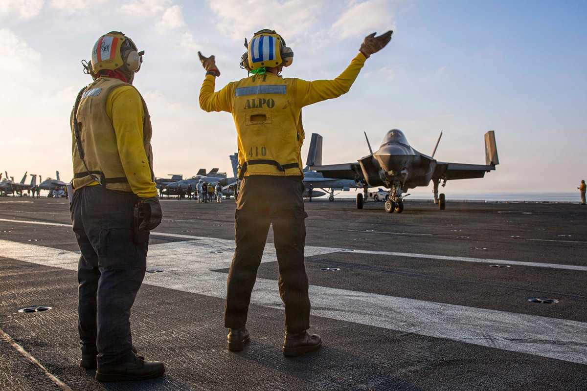 Các thủy thủ Hải quân Mỹ chỉ dẫn cho tiêm kích F-35C Lightning II trên boong tàu sân bay USS Abraham Lincoln trong chiến dịch hỗ trợ cuộc chiến tại Iran, ngày 3/3/2026. Ảnh: Hải quân Mỹ/AP