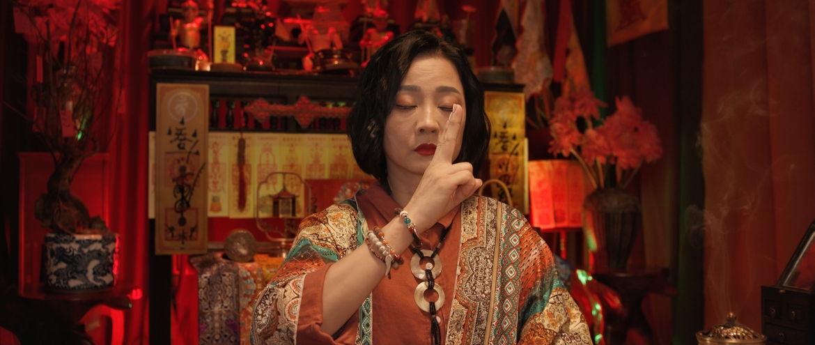 NSƯT Mỹ Duyên trong tạo hình “cậu Sáu” với màu sắc tâm linh đầy bí ẩn.