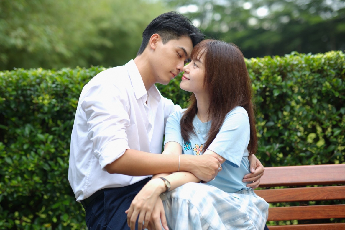 Tam Triều Dâng và Võ Điền Gia Huy thể hiện tình cảm trên phim.
