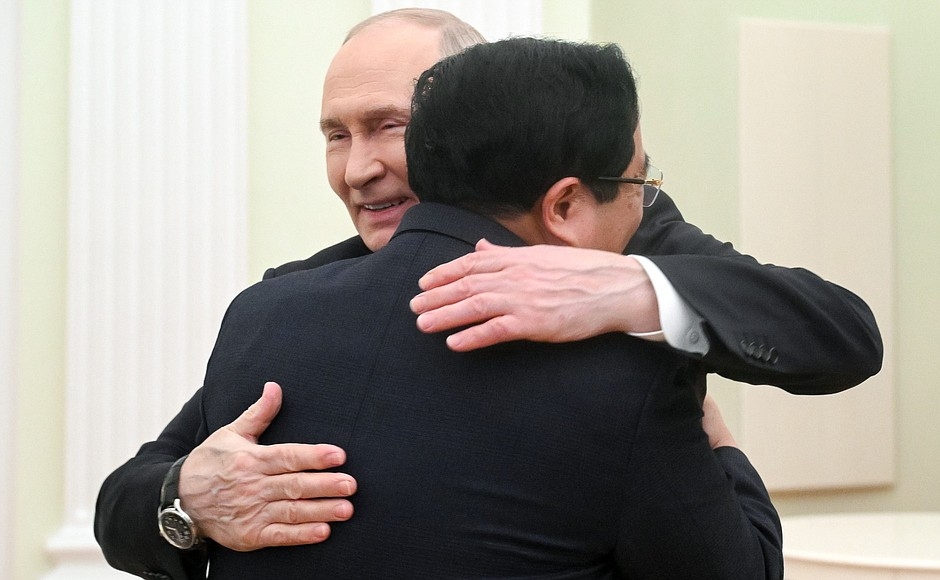 Tổng thống Nga Vladimir Putin chào đón Thủ tướng Phạm Minh Chính. Ảnh: Điện Kremlin