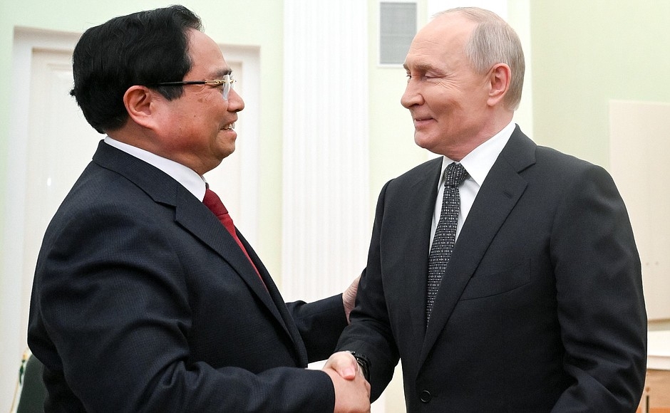 Tổng thống Nga Vladimir Putin bắt tay Thủ tướng Phạm Minh Chính. Ảnh: Điện Kremlin