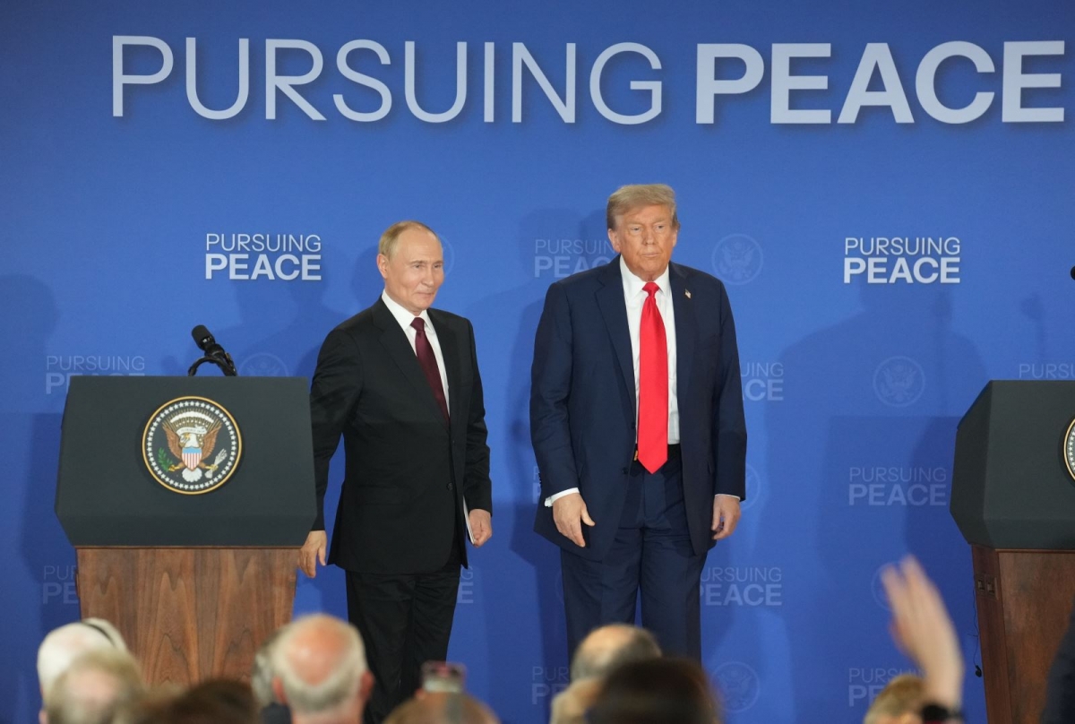 Tổng thống Mỹ Donald Trump (phải) và Tổng thống Nga Vladimir Putin trong cuộc họp báo chung sau hội đàm tại Alaska (Mỹ) ngày 15/8/2025. (Ảnh: THX/TTXVN)