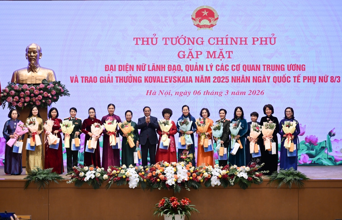Thủ tướng trân trọng cảm ơn toàn thể Phụ nữ Việt Nam - những người ngày đêm không quản ngại khó khăn, luôn hết lòng, hết sức vì gia đình, vì cộng đồng, vì xã hội, vì quê hương, đất nước. 