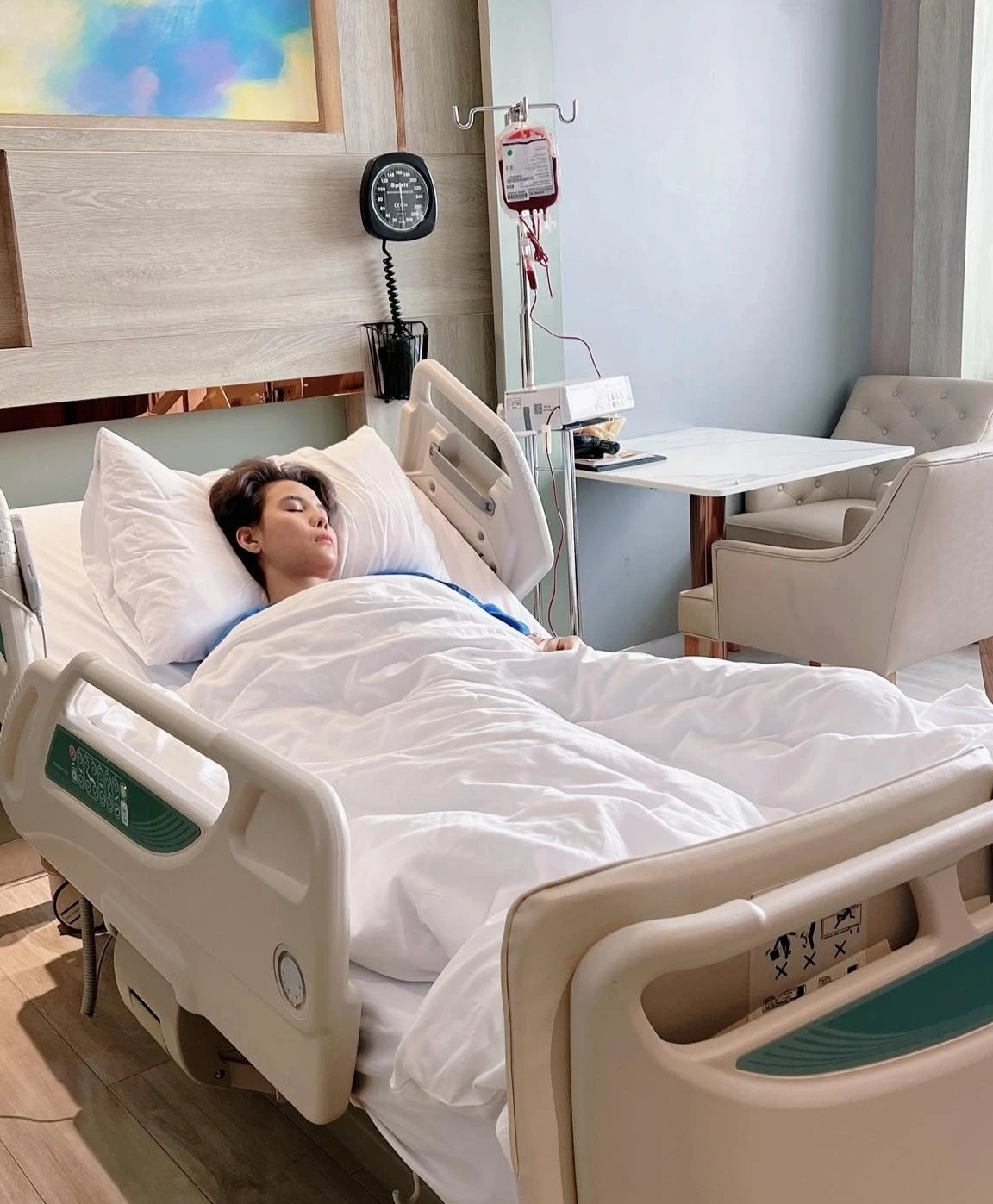 Trên trang cá nhân, Vũ Cát Tường cho biết sức khỏe đã khá hơn sau khi được bác sĩ theo dõi, đồng thời gửi lời xin lỗi khán giả vì không thể góp mặt trong đêm diễn tại SVĐ Quốc gia Mỹ Đình. Nữ ca sĩ nhắn nhủ người hâm mộ hãy “fanchant thật to” thay mình để cổ vũ các “Anh Trai”, đồng thời hứa sẽ sớm trở lại và bù đắp cho khán giả khi sức khỏe ổn định.