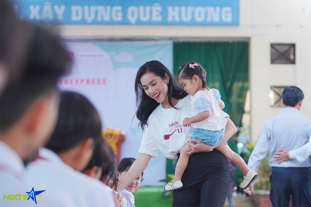 Á hậu Việt Nam 2010 Vũ Hoàng My lần đầu đưa con gái tới sự kiện.