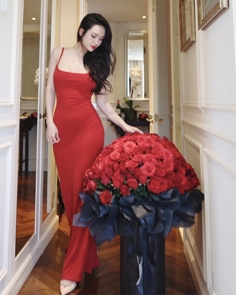 Diện chiếc đầm hai dây thun đen ôm sát, Vũ Thúy Quỳnh tôn đường cong. Người đẹp được khán giả khen có vóc dáng “đồng hồ cát”, làn da trắng sứ.