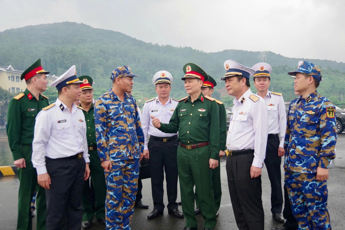 Thượng tướng Phạm Trường Sơn kiểm tra Lữ đoàn 172 (Vùng 3 Hải quân)