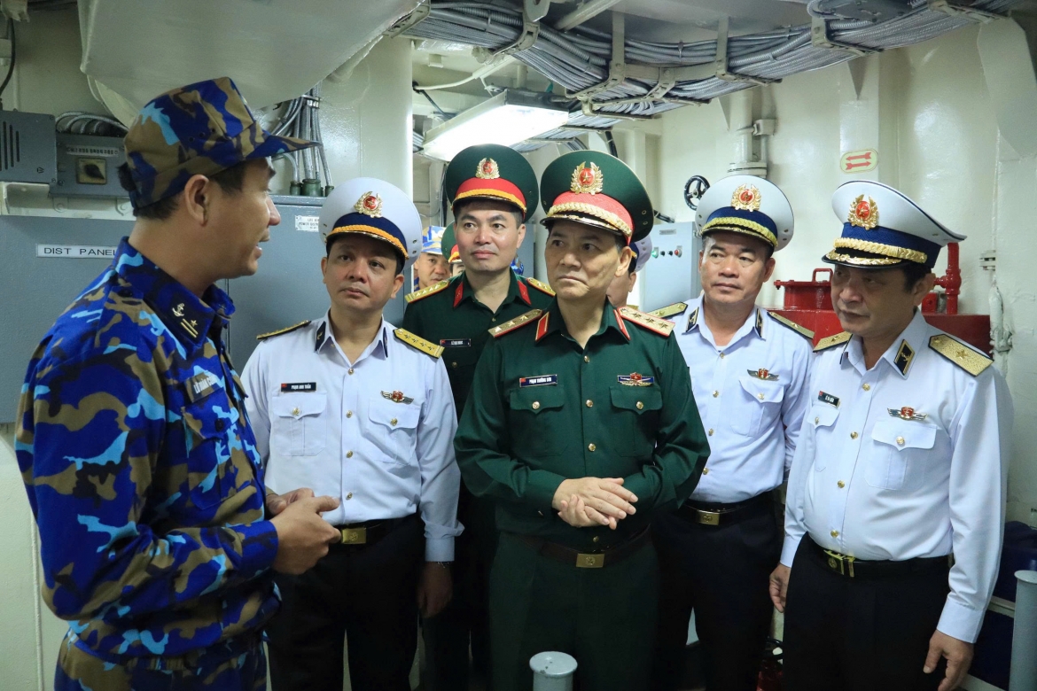 Thượng tướng Phạm Trường Sơn kiểm tra Tàu 21 (Hải đội 132, Lữ đoàn 172)