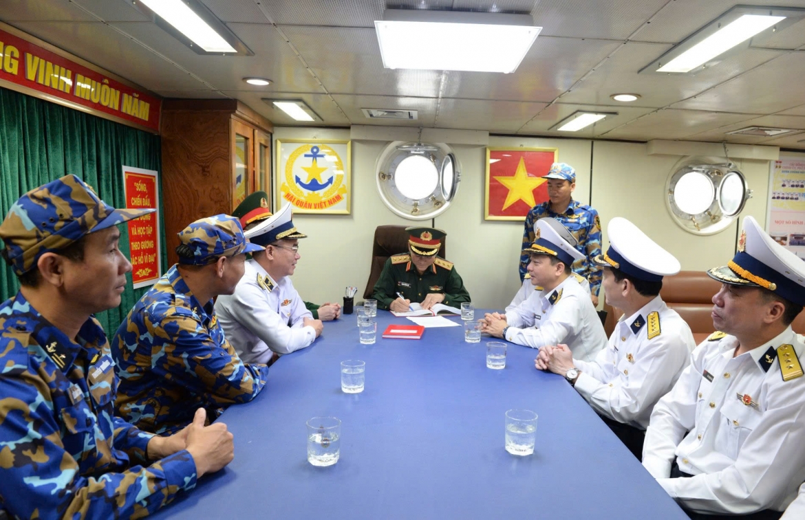 Thượng tướng Phạm Trường Sơn ghi sổ truyền thống Tàu 21 (Hải đội 132, Lữ đoàn 172)