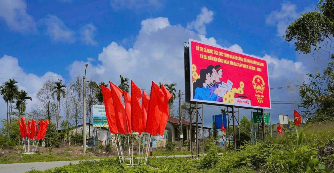 Vùng cao thành phố Huế rực rỡ cờ hoa