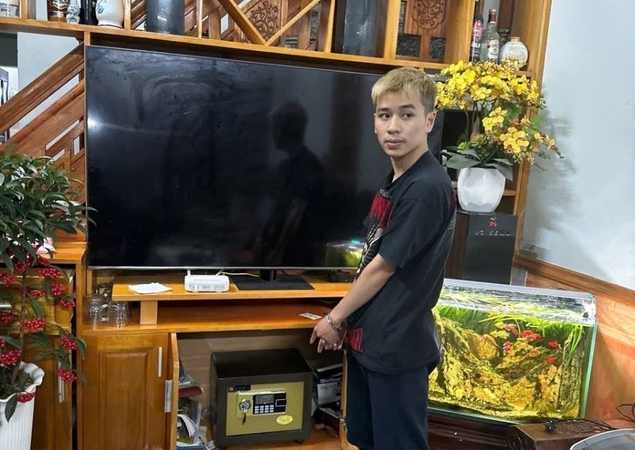 Đối tượng Thân Văn Nam tại hiện trường vụ trộm. Ảnh: CACC
