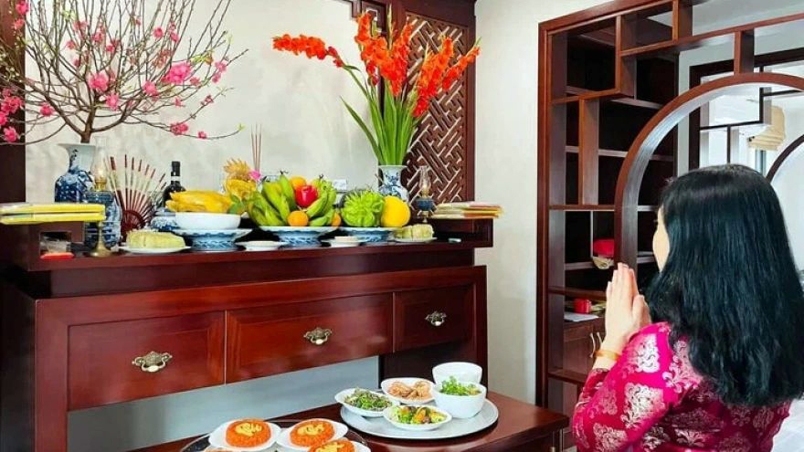 At home, families prepare offerings to the Buddha, deities, and ancestors on the full moon of the first lunar month