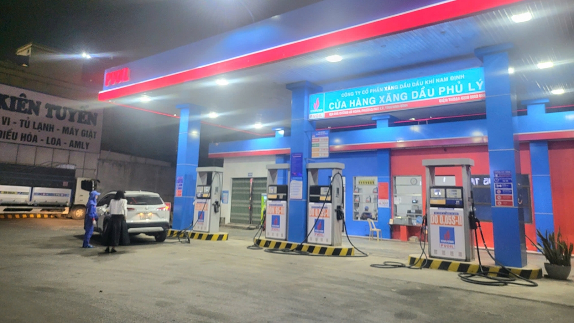 Một cửa hàng xăng dầu tại Phường Phủ Lý, tỉnh Ninh Bình tối 08/3 vắng khách, cửa hàng khẳng định đáp ứng đủ nhu cầu khách mua