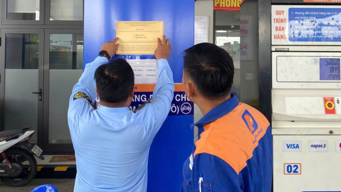 Dán số điện thoại đường dây nóng tại cửa hàng xăng dầu