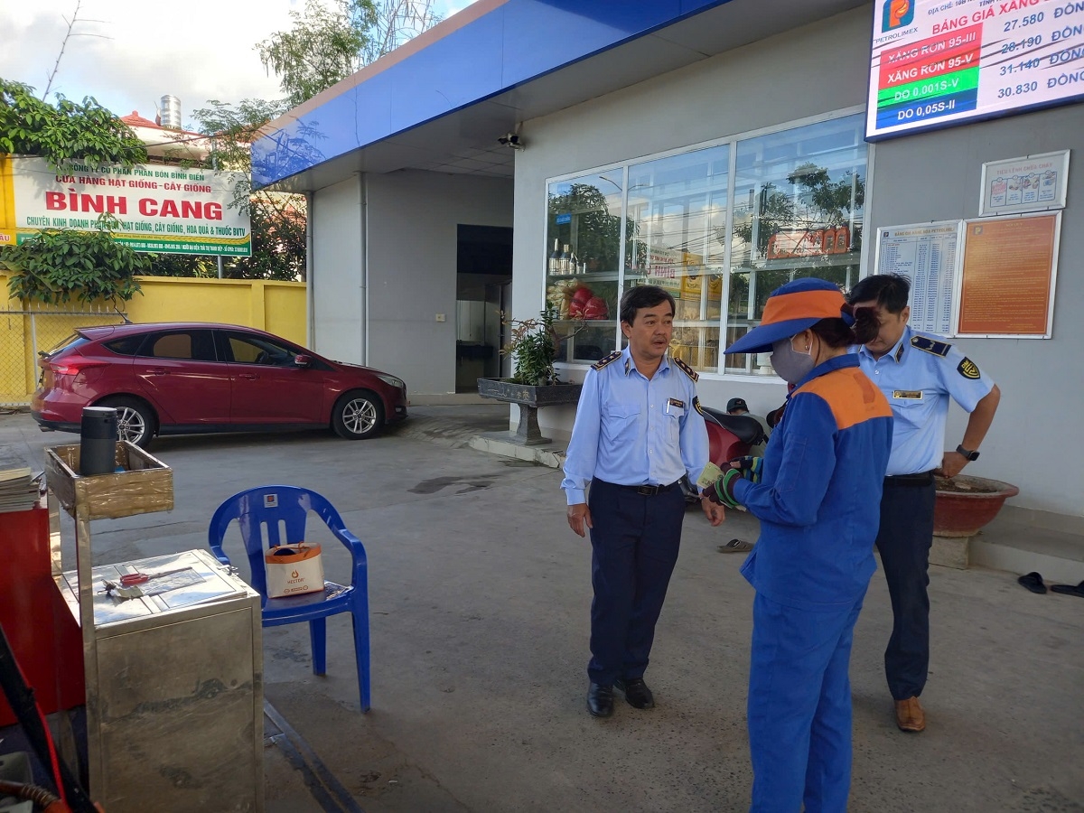 Lực lượng quản lý thị trường tỉnh Khánh Hòa giám sát các cửa hàng kinh doanh xăng dầu.
