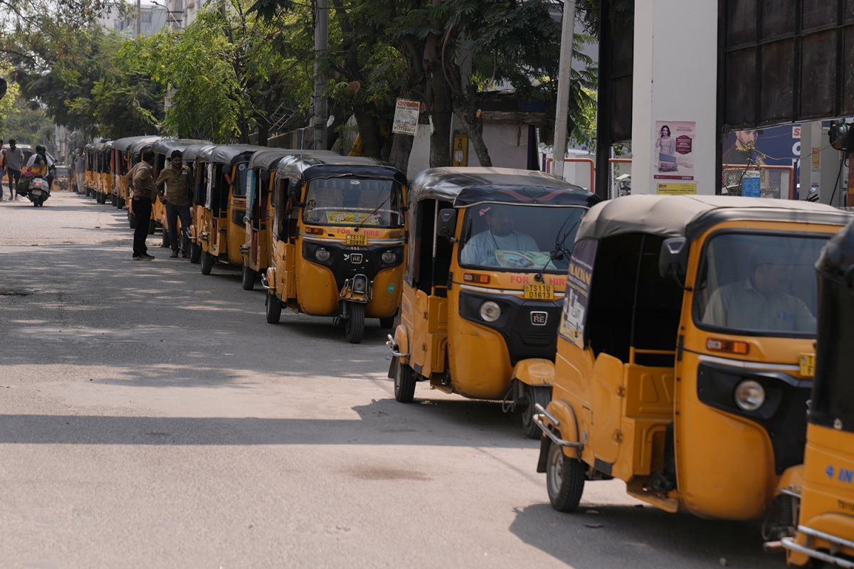 Các tài xế xe tuk-tuk xếp hàng đổ nhiên liệu CNG tại một trạm xăng ở Hyderabad, Ấn Độ, ngày 14/3/2026. Ảnh: AP