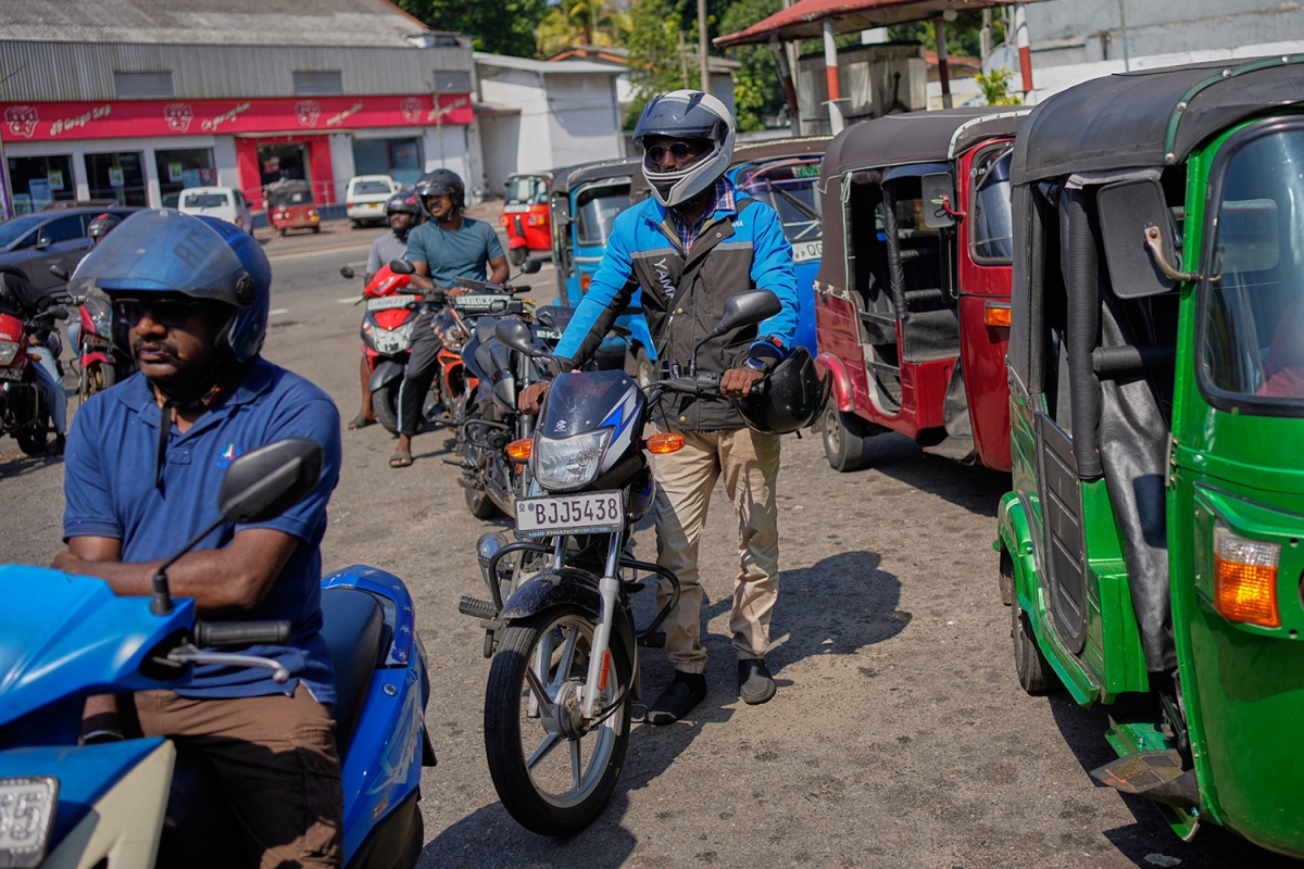 Người dân xếp hàng mua nhiên liệu tại Colombo, Sri Lanka, ngày 15/3/2026. Ảnh: AP