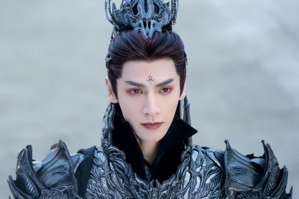 Nam chính Trường Nguyệt Tẫn Minh với hình tượng makeup lố.