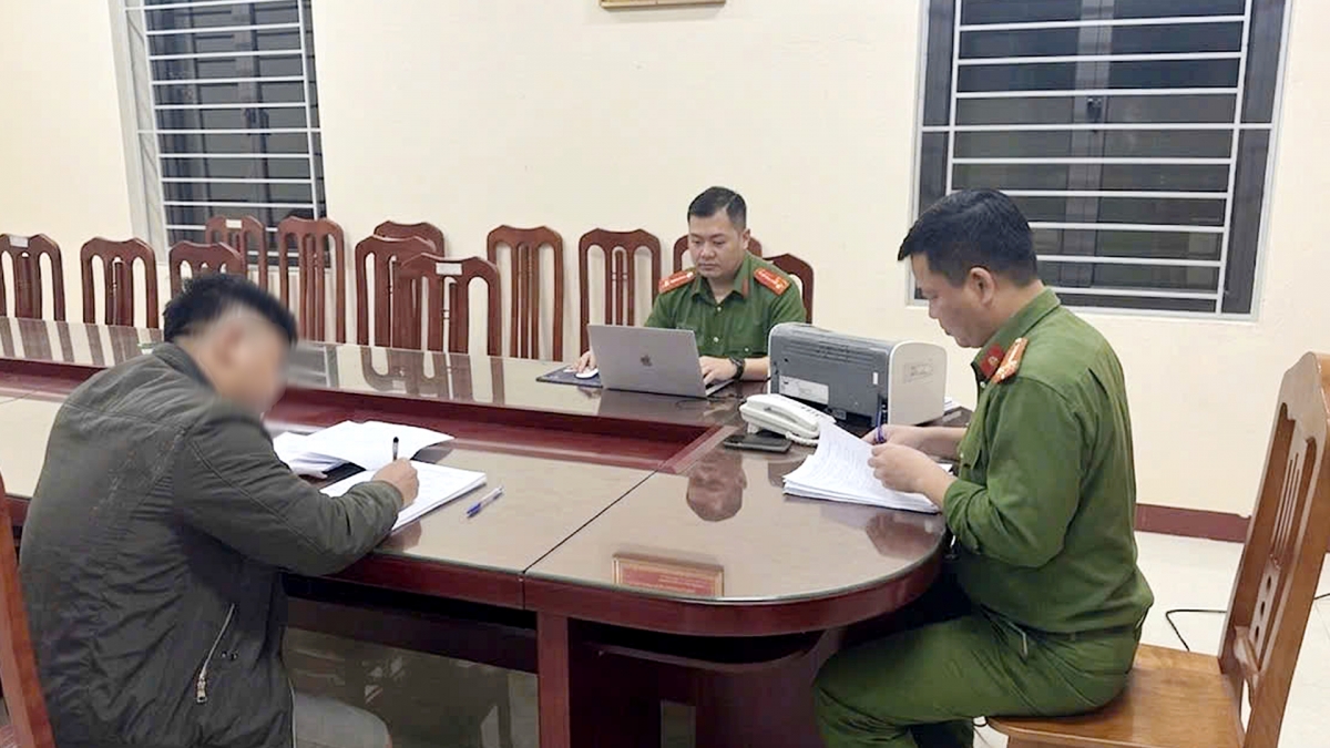 Cơ quan công an làm việc với người vi phạm