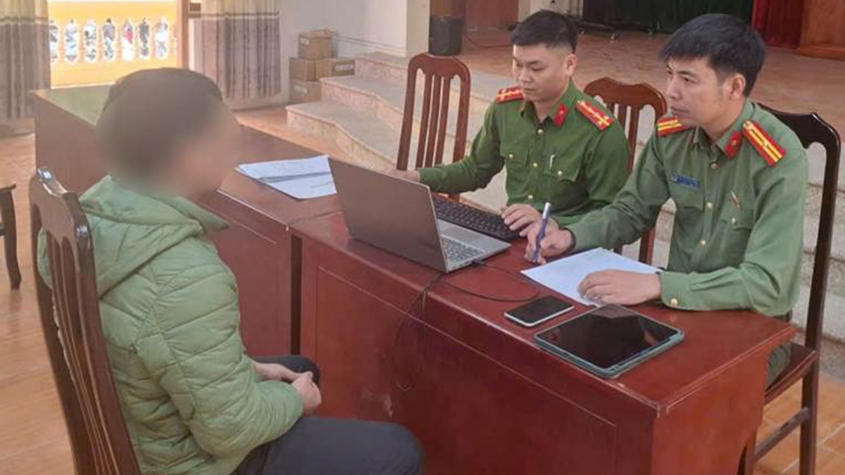 Công an làm việc với trường hợp vi phạm