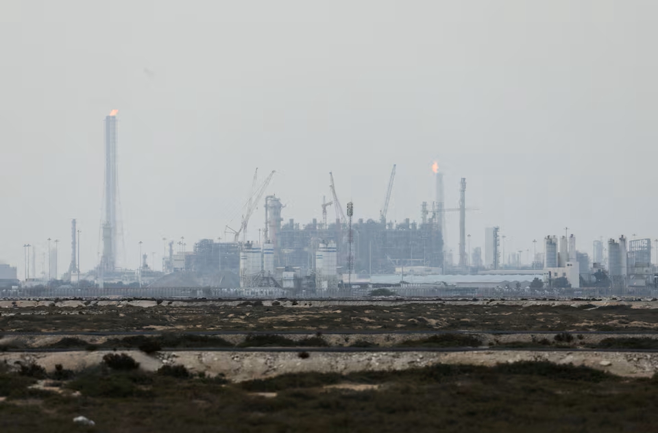 Các cuộc tấn công của Iran làm tê liệt 17% công suất LNG của Qatar. Ảnh: Reuters