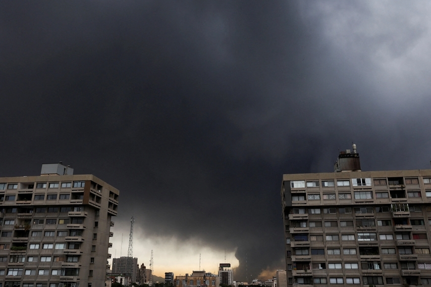 Khói bốc lên sau một cuộc không kích nhằm vào các cơ sở lưu trữ dầu ở Tehran (Ảnh: Reuters)