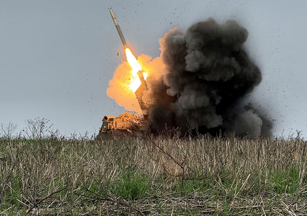 Quân đội Ukraine khai hỏa pháo phản lực về phía quân đội Nga trên tiền tuyến ở Pokrovsk. Ảnh: Reuters